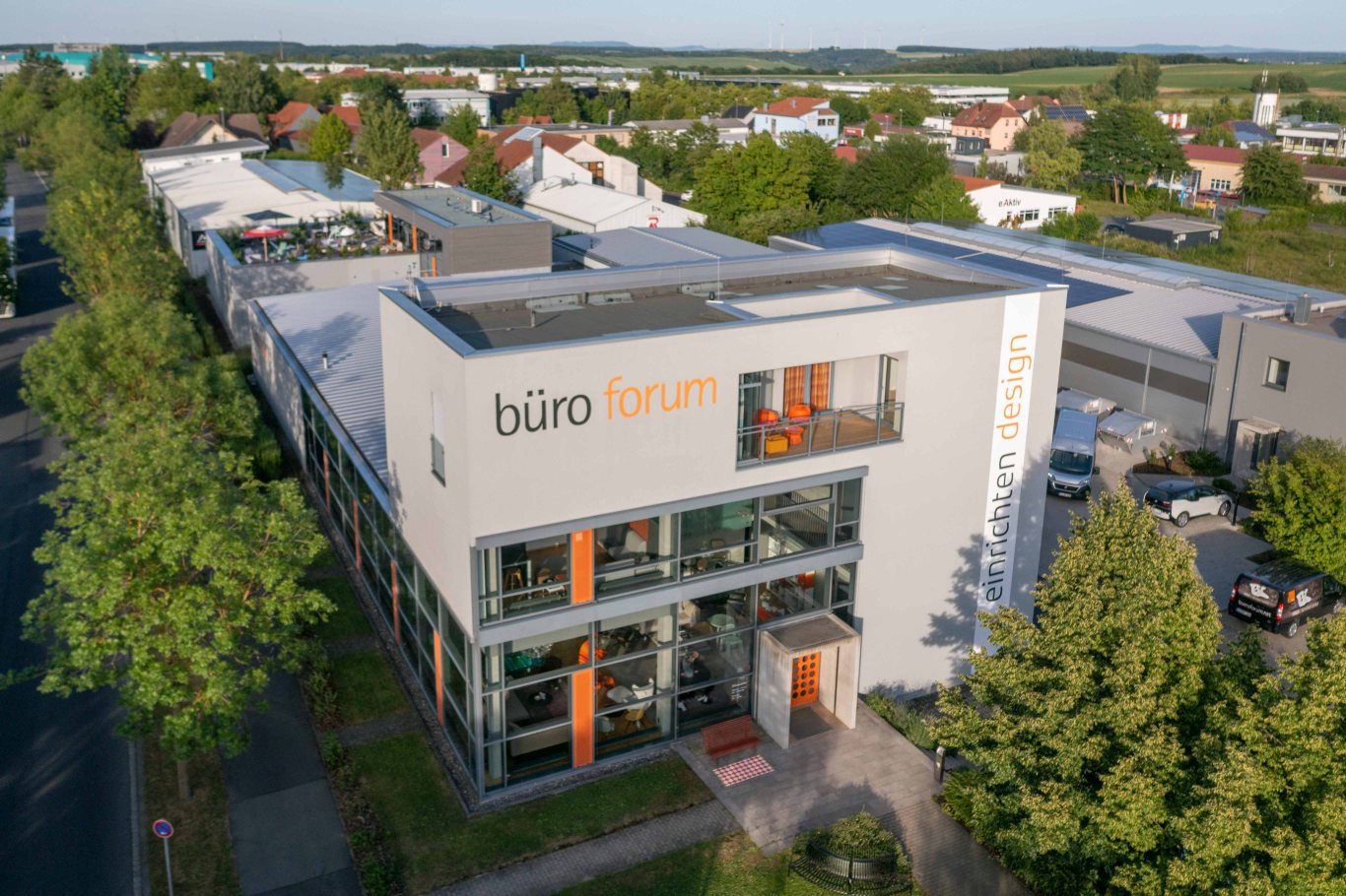 Außenansicht Büro Forum Gebäude mit Glasfassade und dem Schriftzug "einrichten design" in Deutschland.