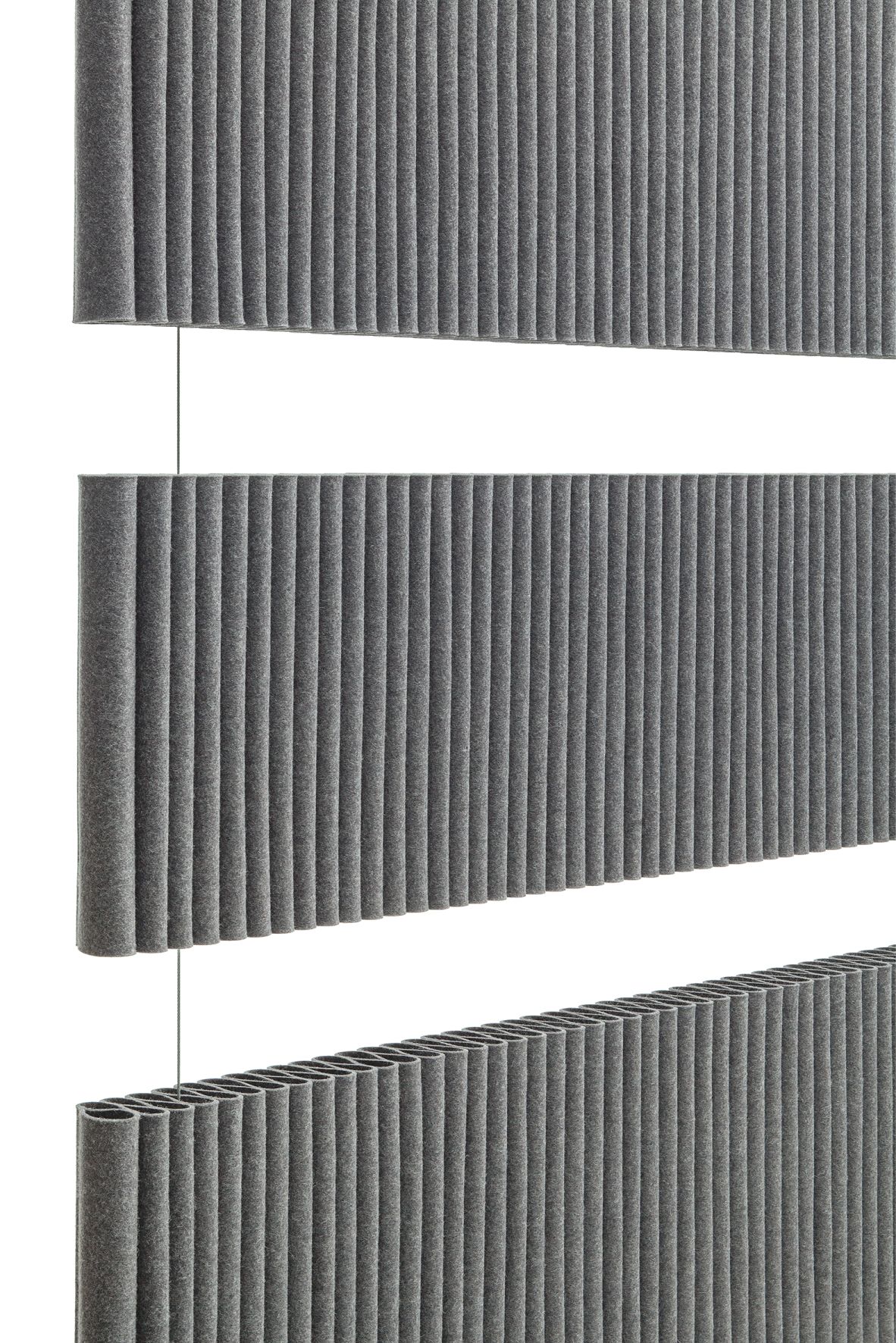Graues Welle Hängemodul von Hey-Sign, ein Filzpaneel zur Schallabsorption und Raumgestaltung, Detailansicht.