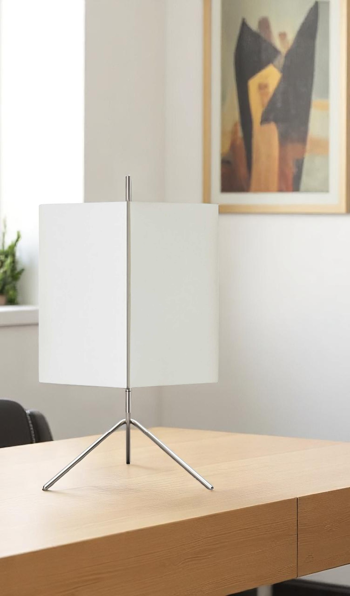 3T09 Table I Tischleuchte von Cassina mit weißem, quadratischem Lampenschirm und filigranem Metallfuß auf einem Holztisch.