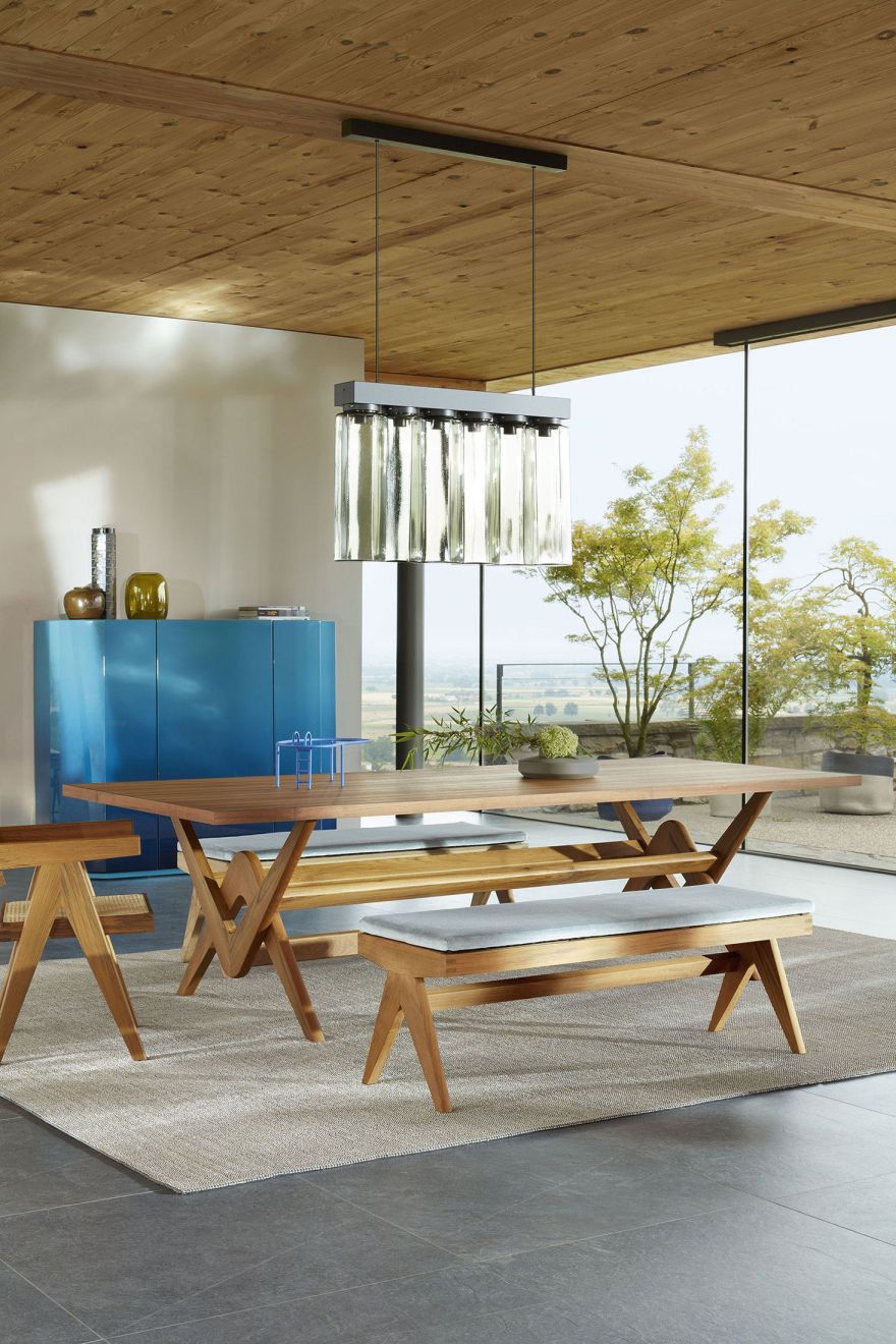 Cassina 056 Capitol Complex Table aus Holz mit passender Bank und Stuhl im Esszimmer.