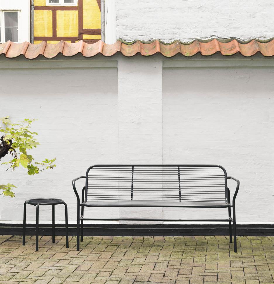 Schwarzer Vig Stool Hocker von Normann Copenhagen und passende Bank für den Außenbereich.