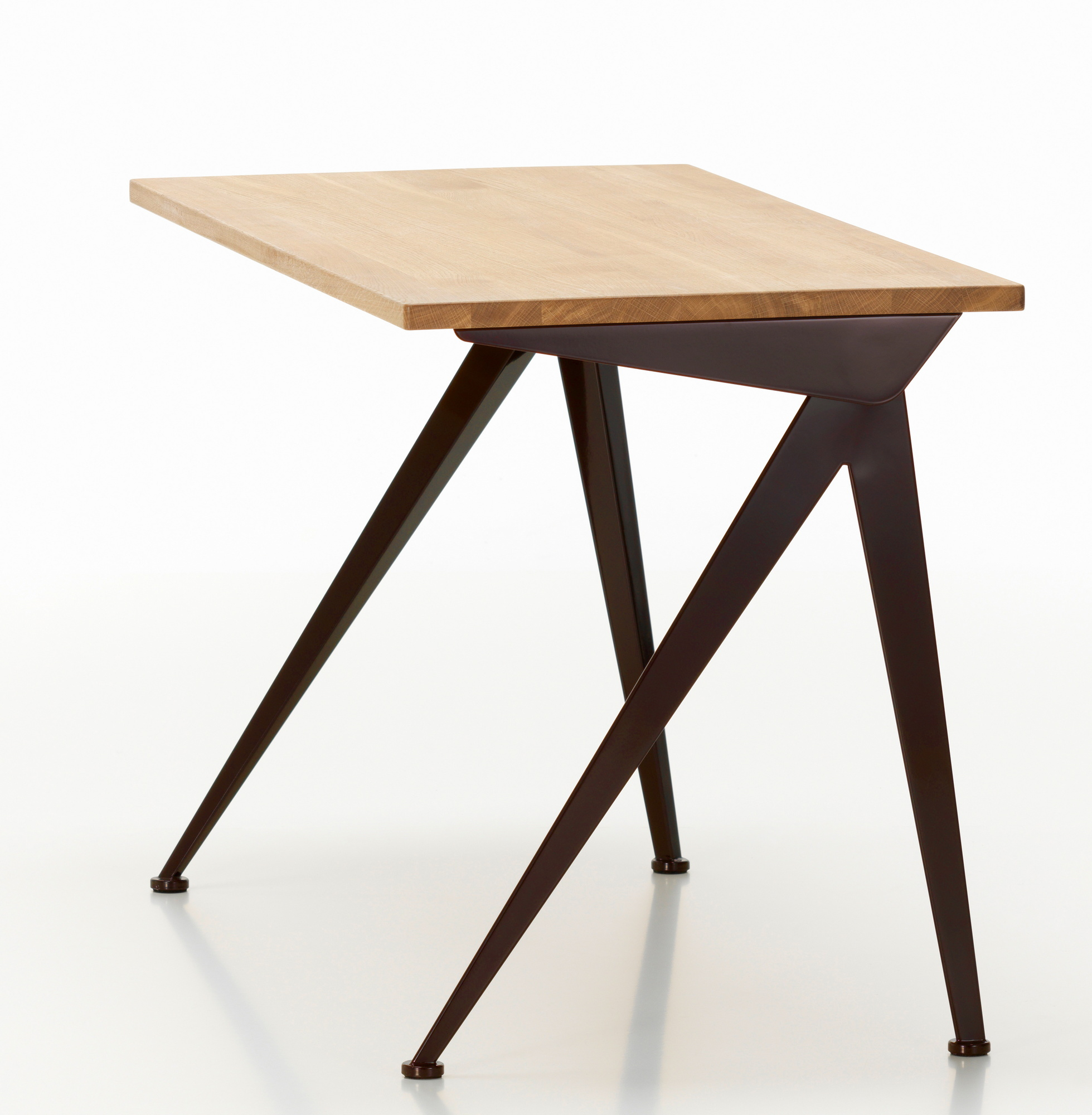 Vitra Compas Direction Schreibtisch mit heller Holzplatte und braunem Metallgestell. Design Schreibtisch für Büro.