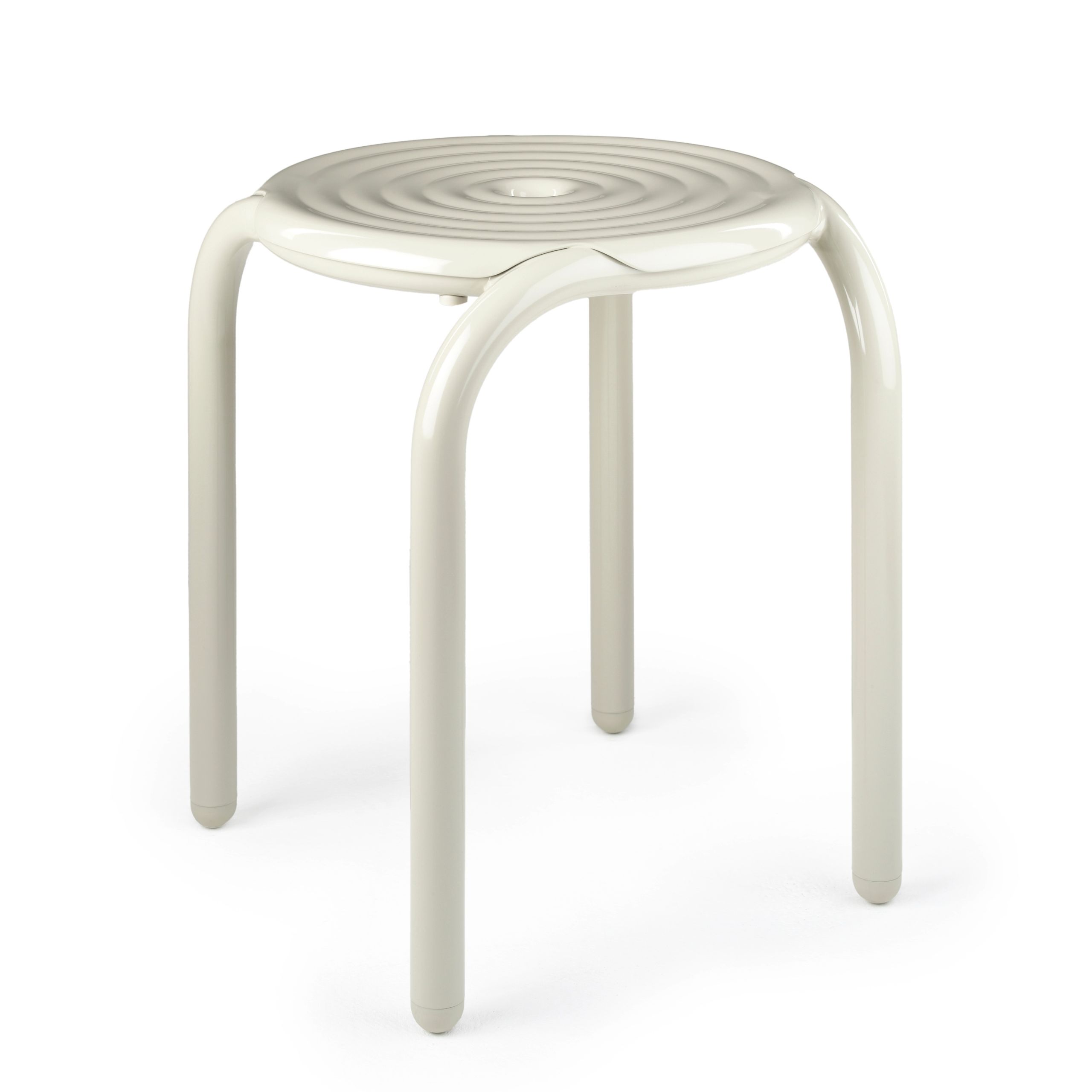 Tom Dixon Groove Hocker in Putty: Moderner Outdoor Hocker mit geriffelter Sitzfläche.
