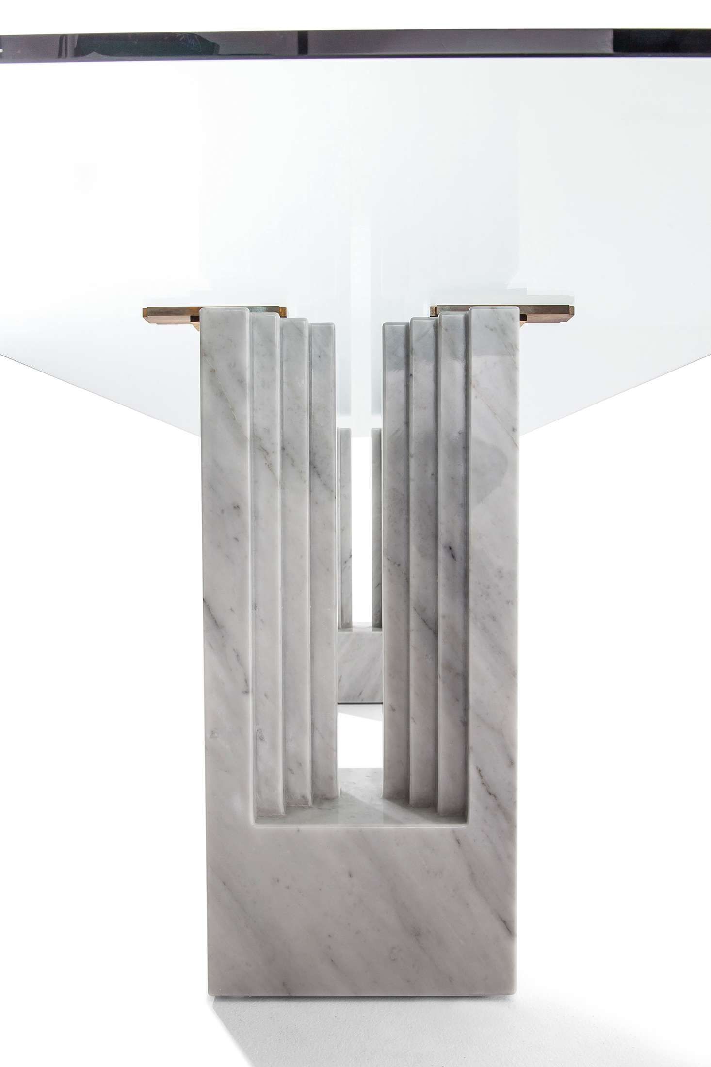 Detailaufnahme des Cassina W04 Delfi Esstisches mit Glasplatte und Marmor-Tischbeinen im modernen Design.