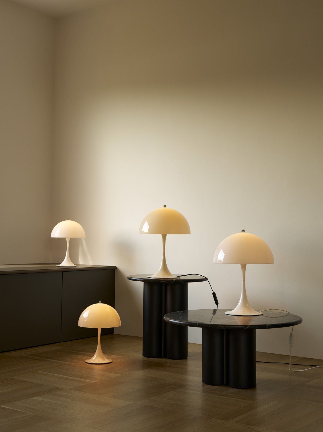 Mehrere Panthella 320 Tischleuchten in Opal Weiß von Louis Poulsen auf Tischen und Sideboard.