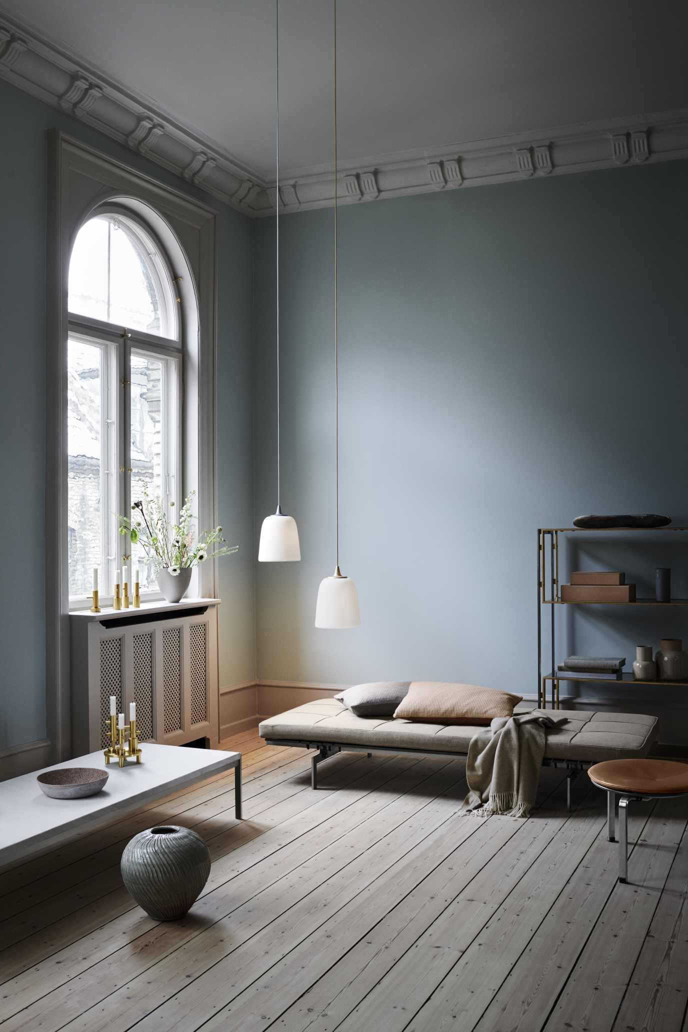 Heller Raum mit Fritz Hansen PK63A Esstisch, Design-Möbel und stilvoller Dekoration auf Holzboden.