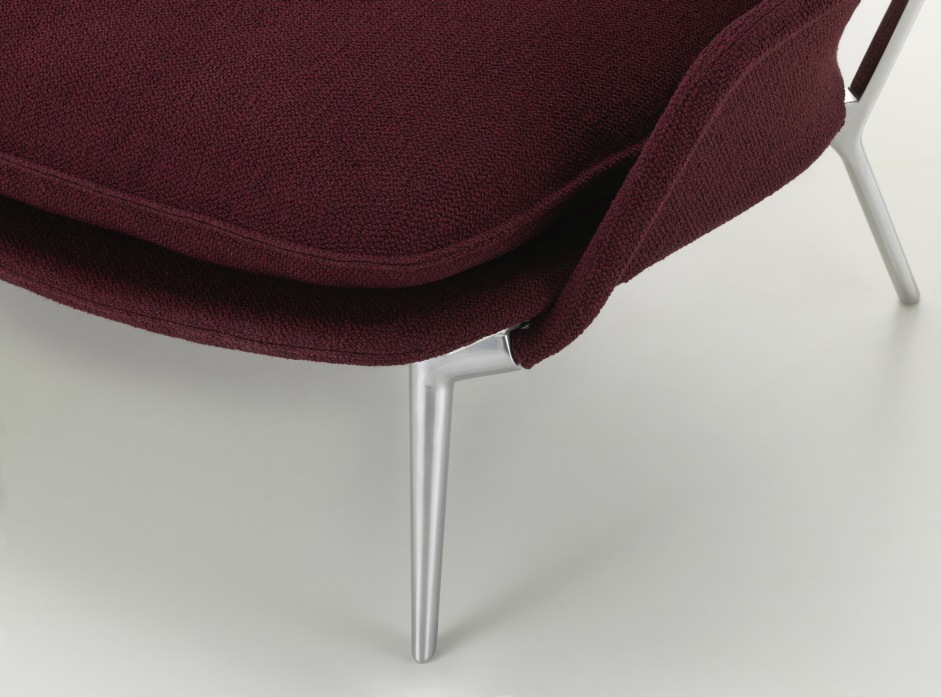 Detailaufnahme vom Vitra Slow Sofa mit bordeauxrotem Stoffbezug und silberfarbenen Füßen.