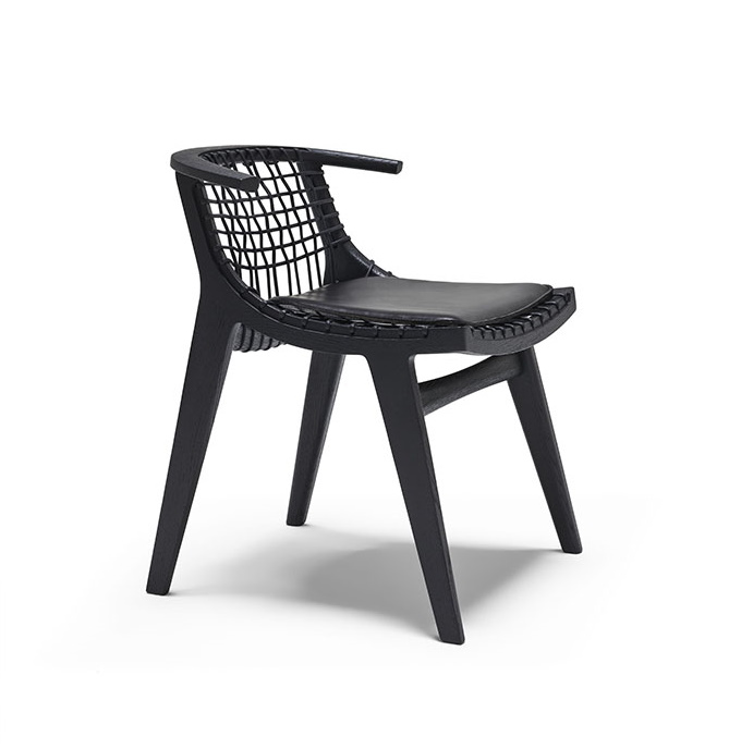 Schwarzer Klismos Stuhl von Knoll International mit Naturgeflecht und Filzgleitern, modernes Design.
