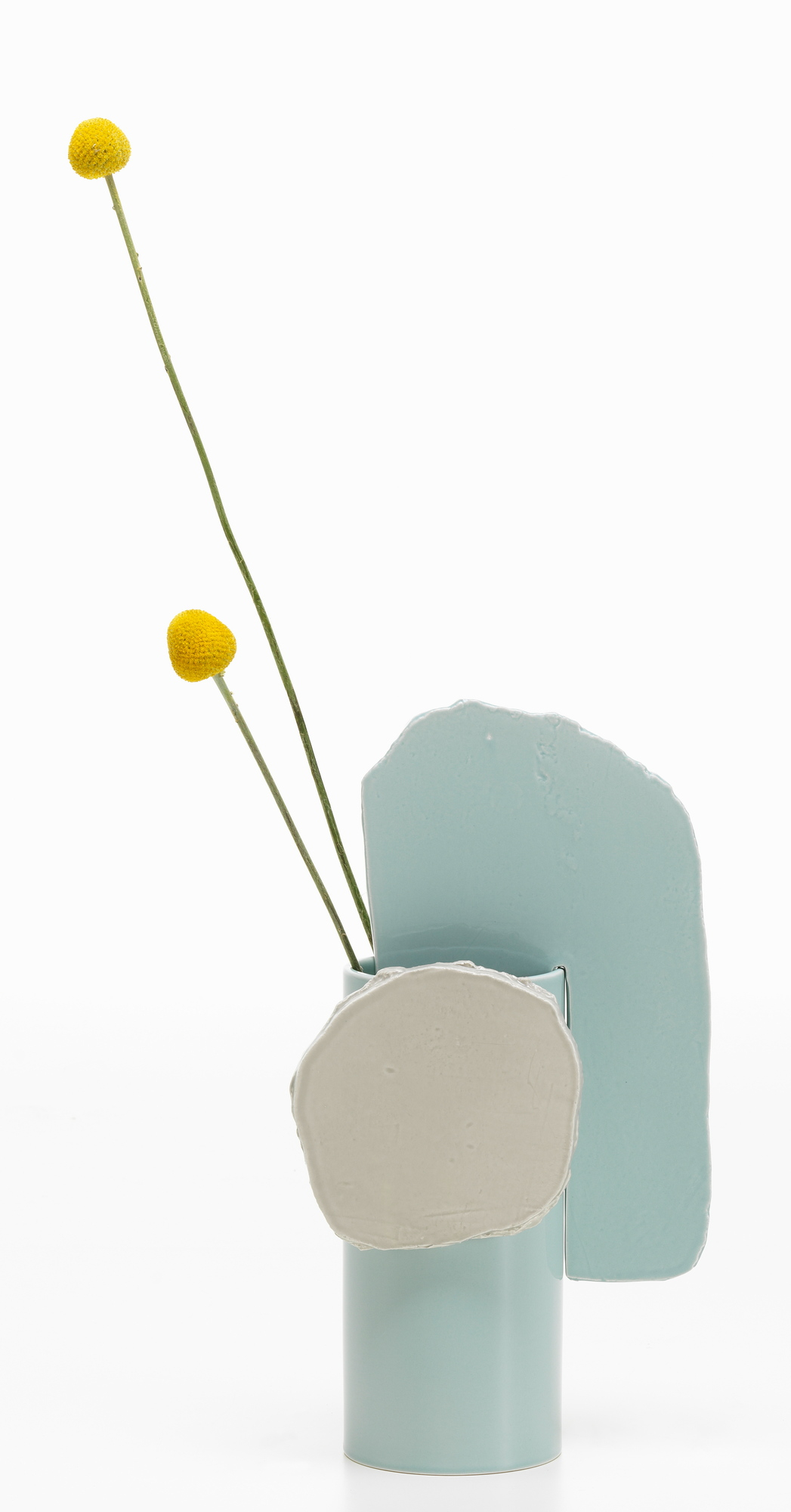 Vitra Découpage Vase mit zwei gelben Craspedia Blumen, moderne Dekoration für Wohnzimmer und Tisch.