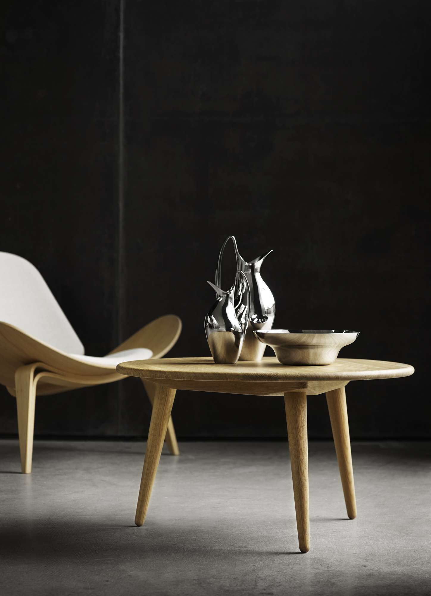 CH008 Couchtisch Eiche geölt von Carl Hansen & Søn mit silbernen Dekorationen. Design Beistelltisch.
