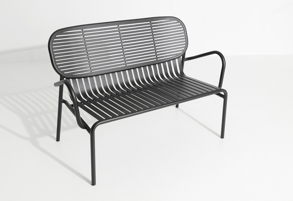 Blaues Petite Friture Week-End Sofa, 2-Sitzer Gartenbank aus Metall mit Lattenstruktur für den Außenbereich.