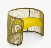 Schwarzer Moroso Husk S Hocker mit gelbem Sitzkissen, modernes Design für Wohnzimmer und Garten.