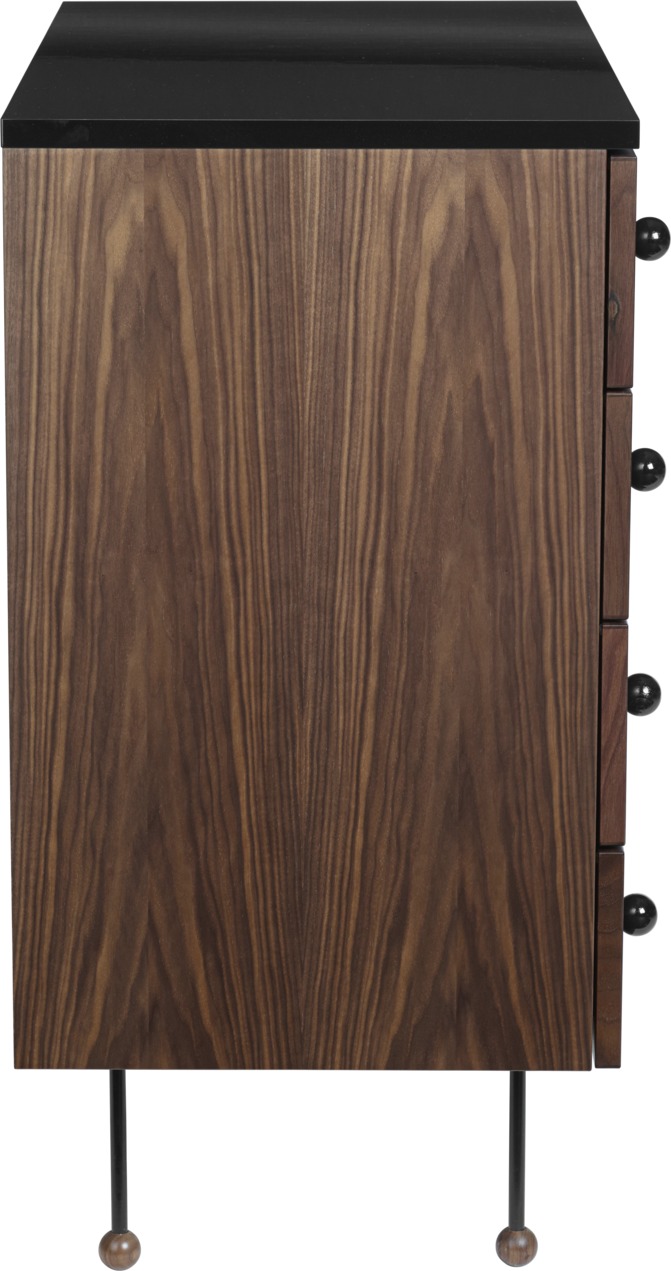 Detailansicht der Gubi Kommode 62 Dresser mit dunklem Holz und schwarzen Akzenten.