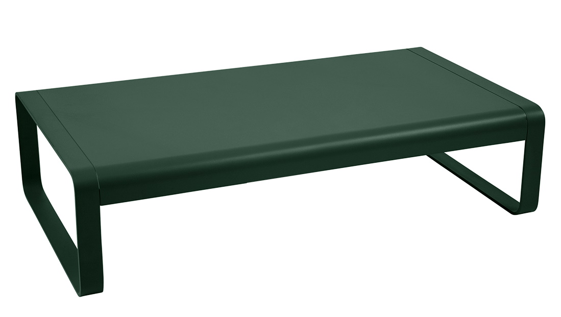 Bellevie Couchtisch von Fermob, ein großer, niedriger Outdoor-Tisch aus Metall in Waldgrün.