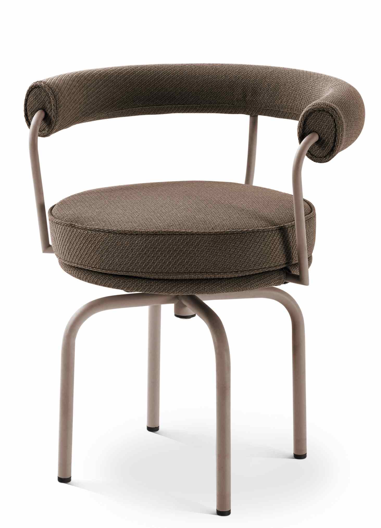 Cassina 7 Fauteuil Tournant: Drehsessel für den Außenbereich mit braunem Stoffbezug und Metallgestell.