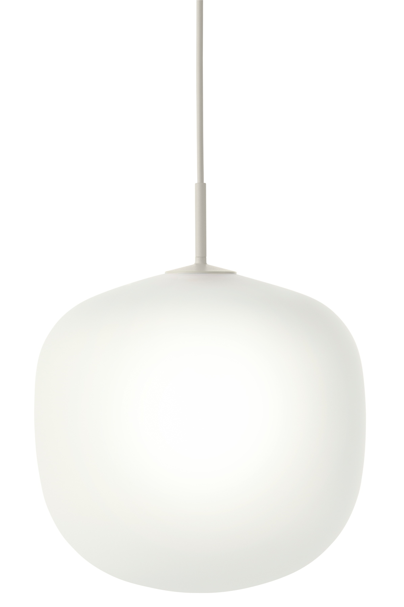 Nahaufnahme der grauen Rime Pendelleuchte von Muuto mit sanftem, diffusem Licht.