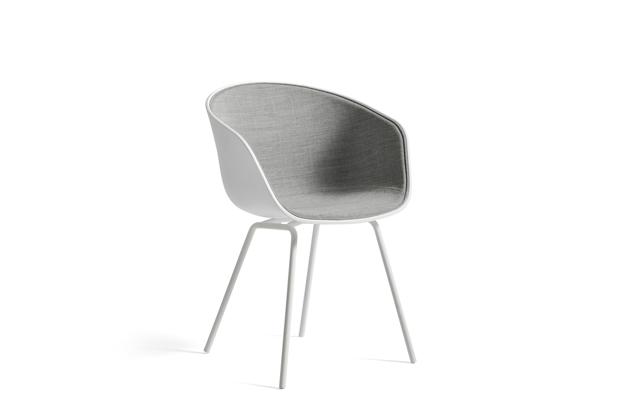 Weißer About A Chair AAC26 Stuhl von Hay mit grauem Stoffbezug und filigranem Stahlgestell.