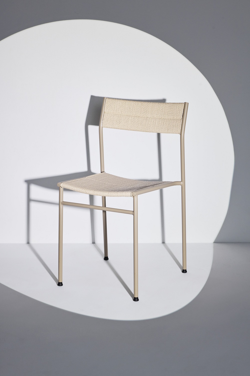 Vev Dining Chair Stuhl Northern, minimalistischer Esszimmerstuhl mit beiger Sitzfläche und Rückenlehne, Metallgestell.