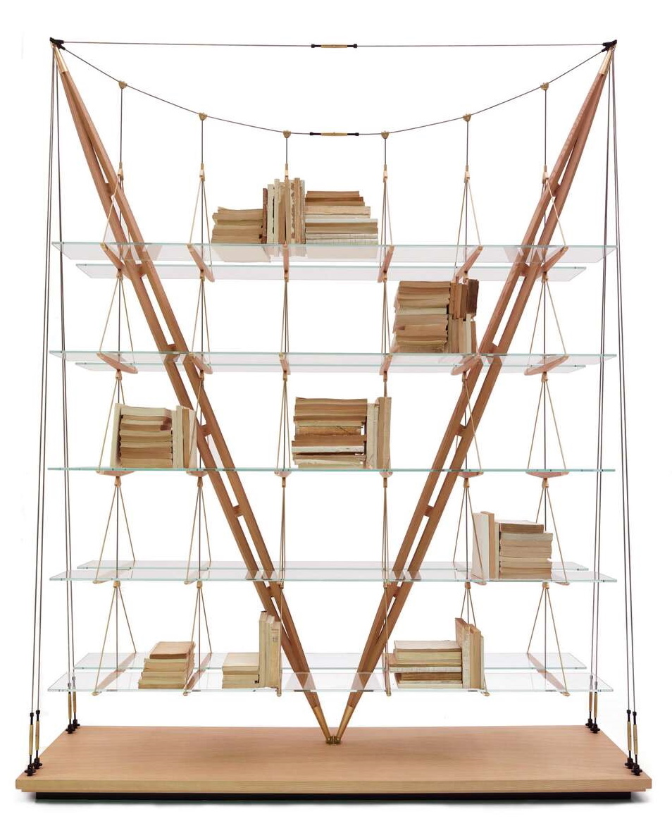 Cassina Veliero Bücherregal: Modernes Designregal mit Glasböden und Holzstruktur, gefüllt mit Büchern.