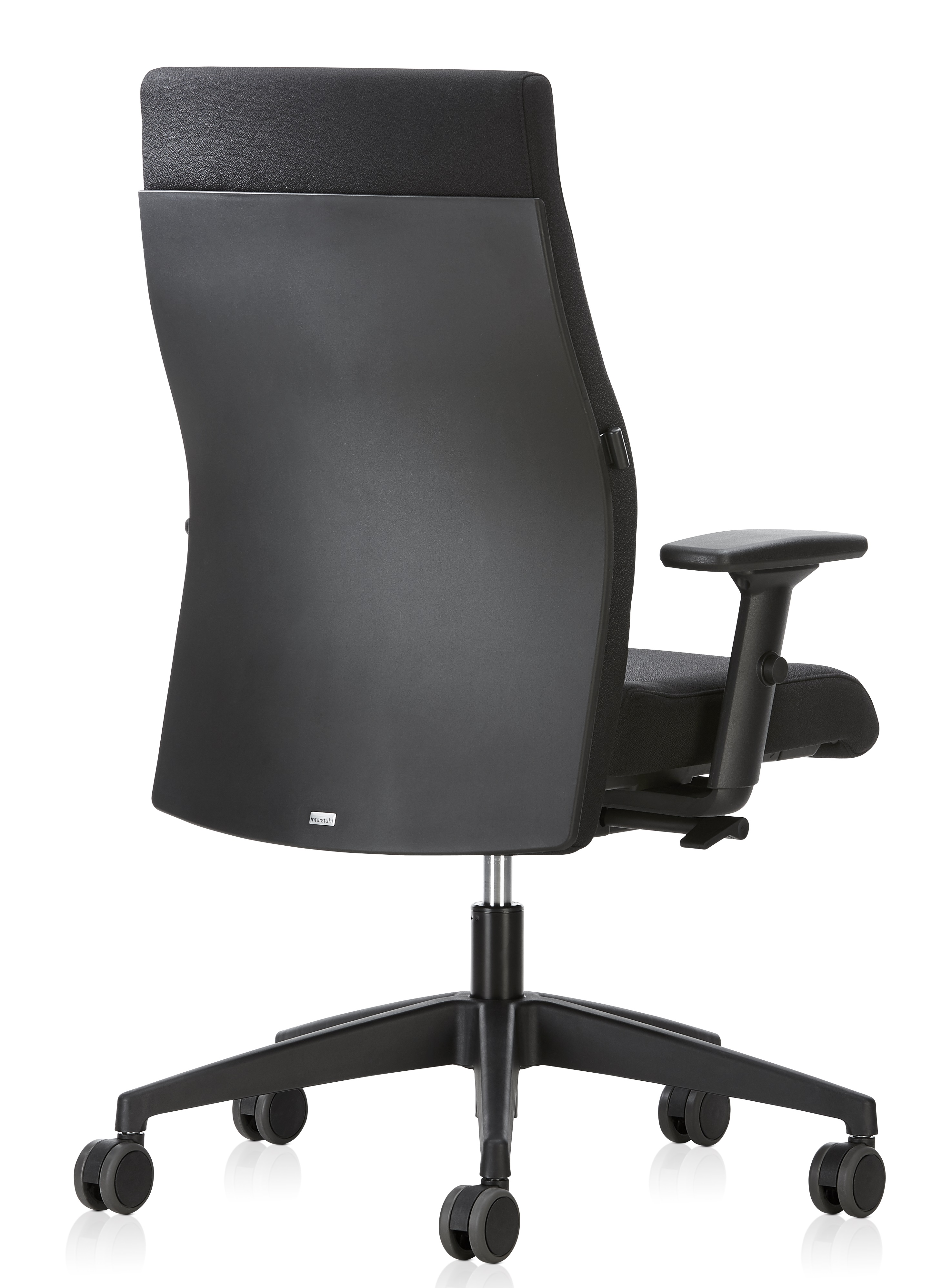 Schwarzer Interstuhl Bürostuhl von hinten, ergonomisch, mit Rollen und verstellbaren Armlehnen für komfortables Arbeiten.