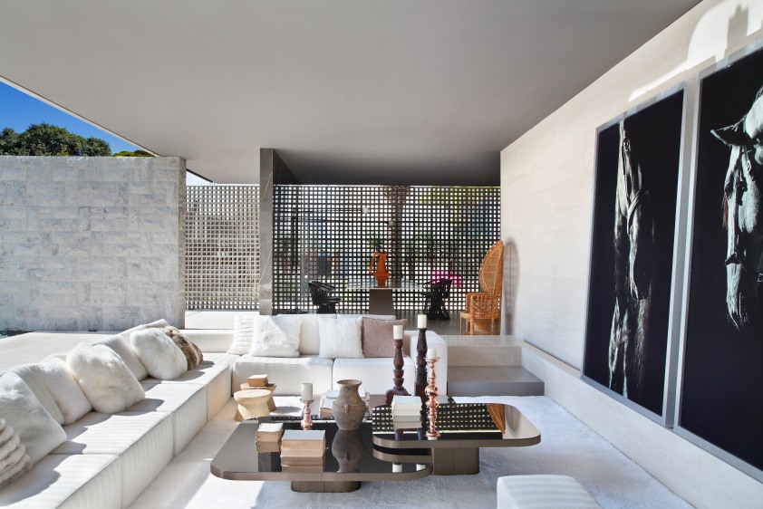 Moderner Wohnraum mit ClassiCon Bow Coffee Table Couchtisch No.1, stilvolles Design mit Glasplatte und minimalistischem Untergestell.