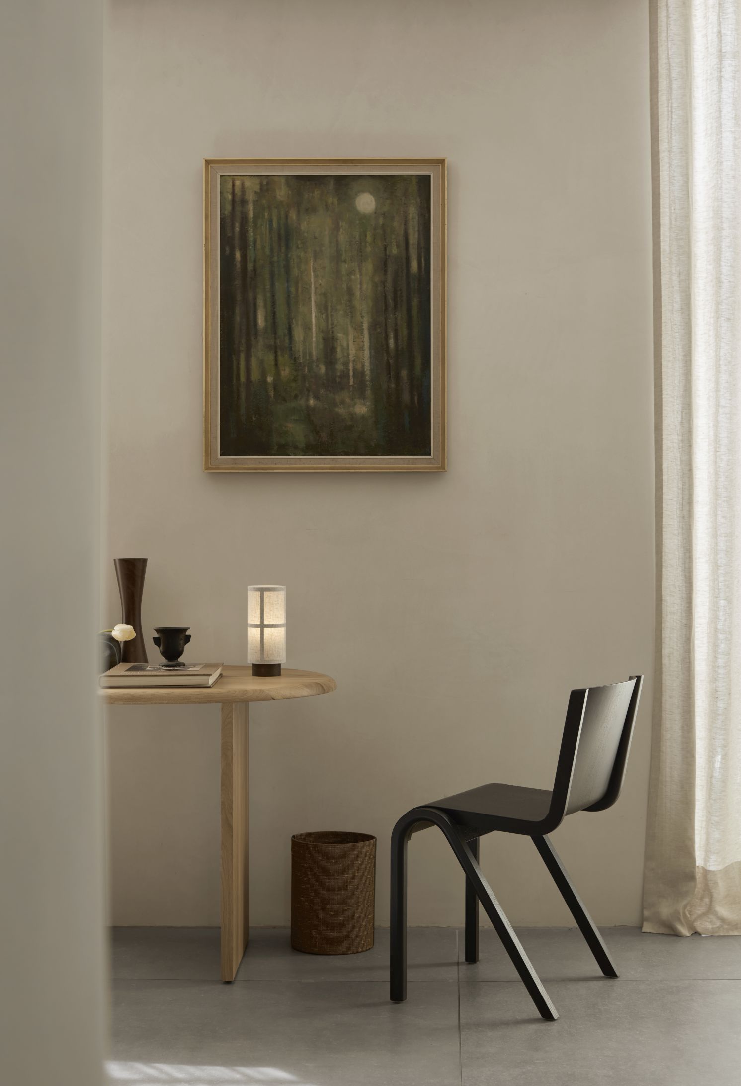 Nahaufnahme der Audo Copenhagen Hashira Akkuleuchte auf einem Holztisch, stimmungsvolle Beleuchtung im Interieur.