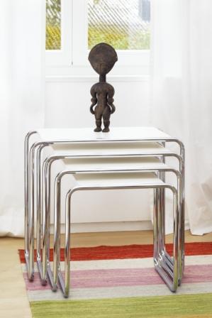 Set B 9 Thonet Beistelltische, vier ineinander geschobene Tische mit weißer Tischplatte und verchromtem Stahlrohrgestell.