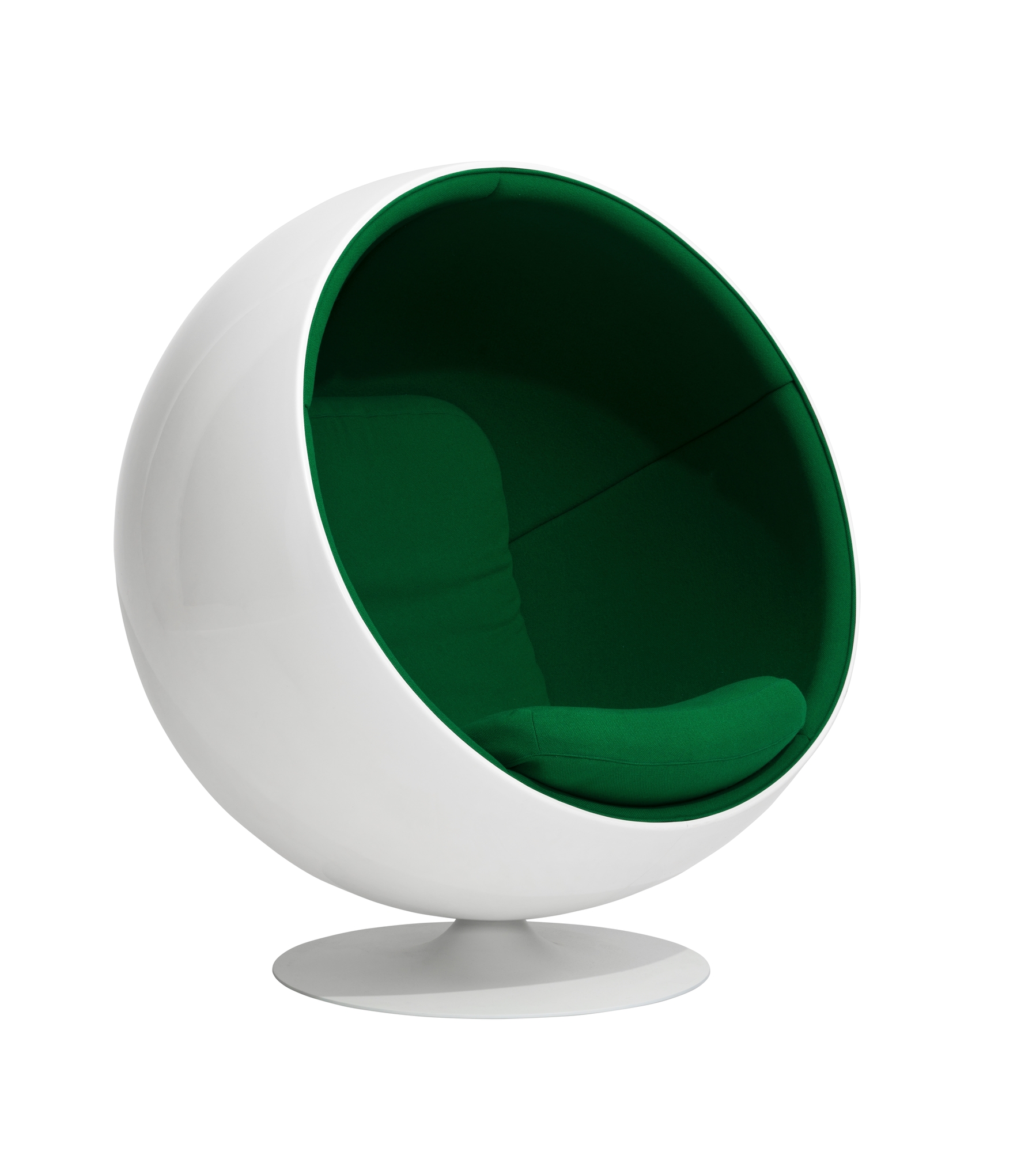 Weißer Ball Chair Sessel mit grüner Innenausstattung. Designklassiker von Eero Aarnio. Bequemer Sessel für Wohnzimmer.