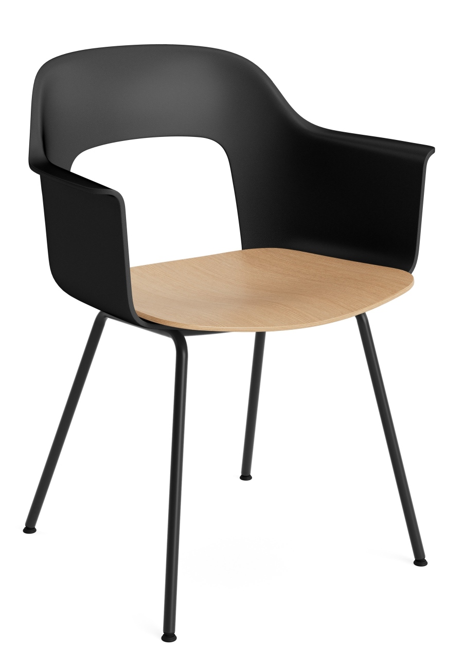 Layout Armchair 212 von Hay: Armlehnstuhl in Schwarz mit Sitzfläche aus hellem Holz und schwarzem Gestell.