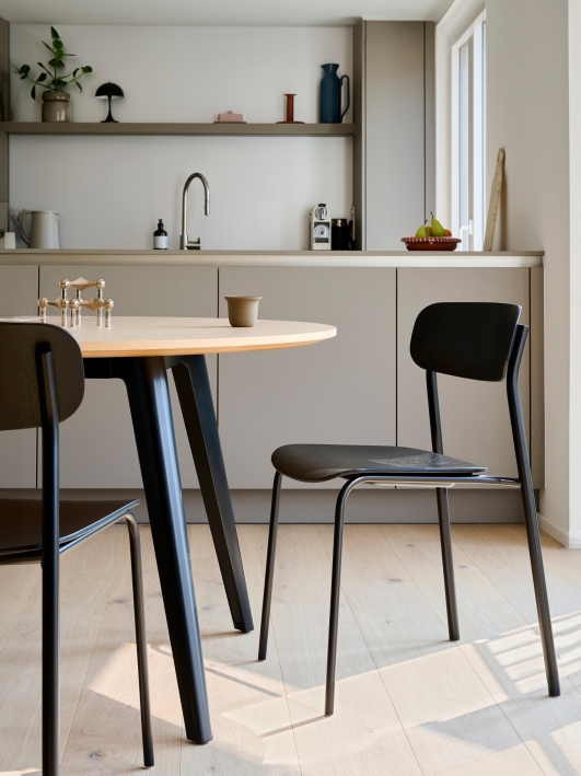 S 243 Stahlrohrstuhl in Olivgrün von Thonet, minimalistisches Design, Einzelstück für Esszimmer oder Küche.