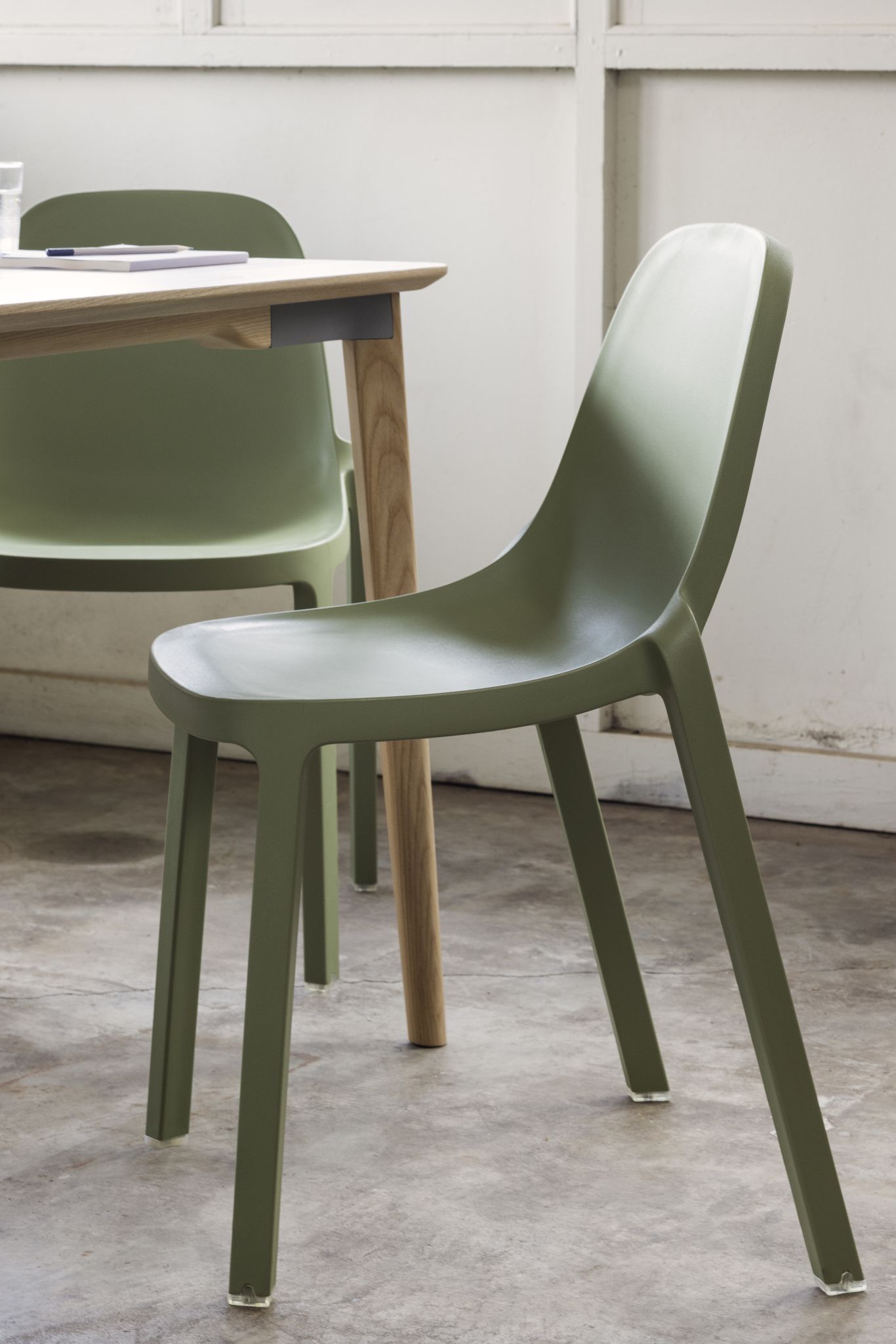 Broom Stacking Chair stapelbare stoel saliegroen Emeco
