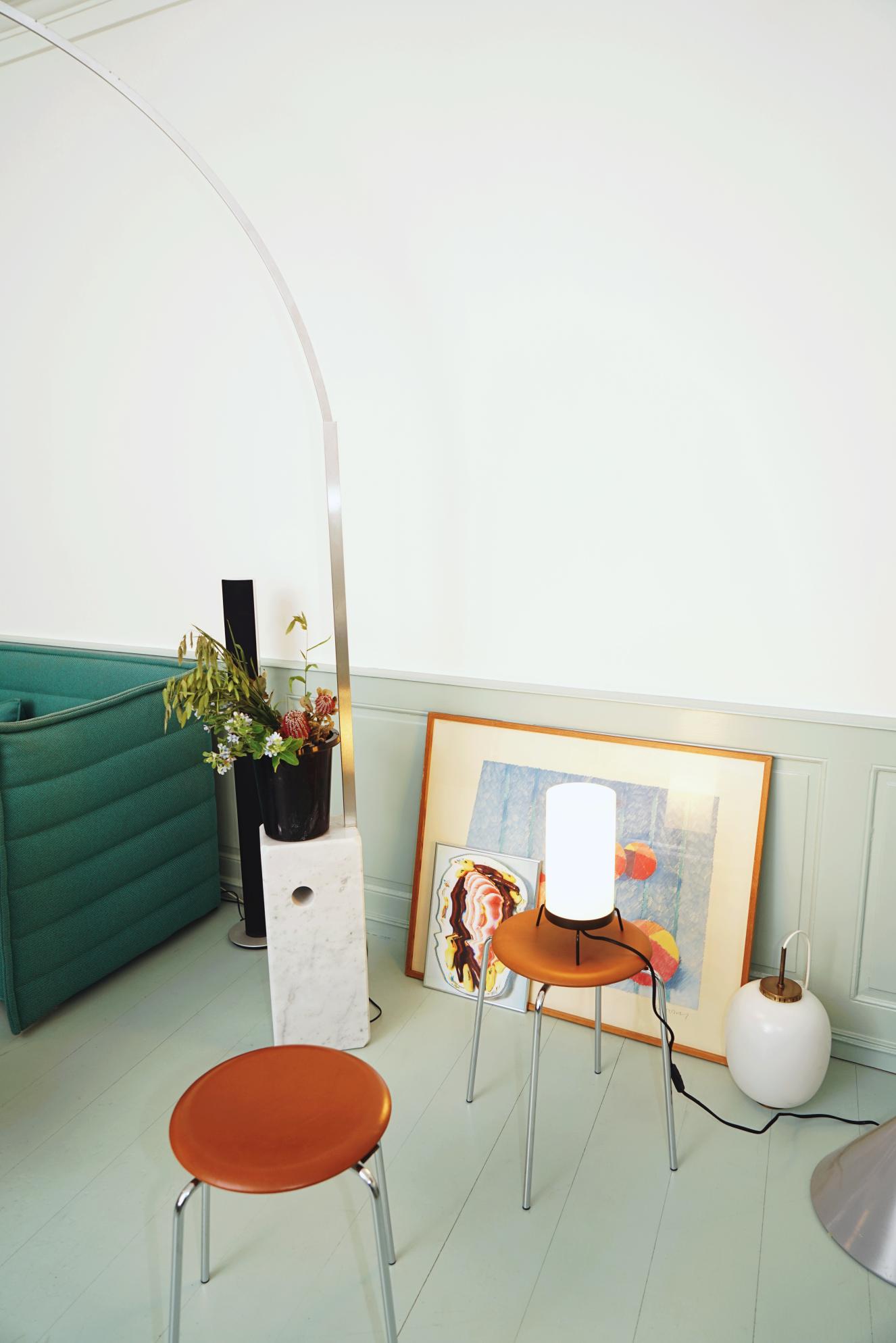 Brauner Dot Hocker von Fritz Hansen im Interieur, minimalistisches Design mit Stahlbeinen, Sitzmöbel für Wohnraum.