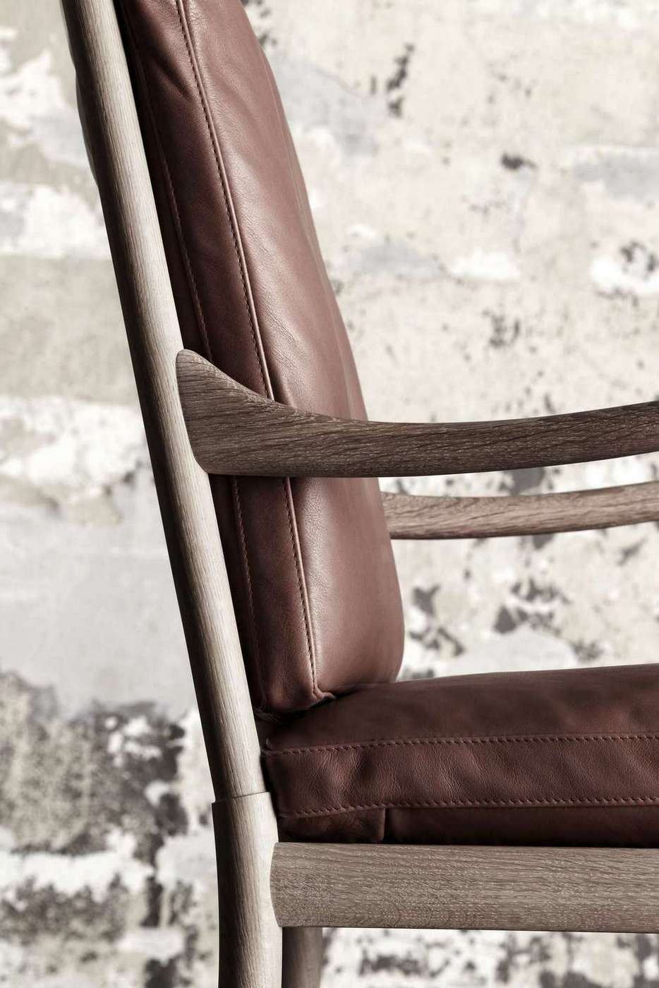 Detailaufnahme: OW149 Colonial Chair Stuhl von Carl Hansen & Søn mit braunem Lederbezug.