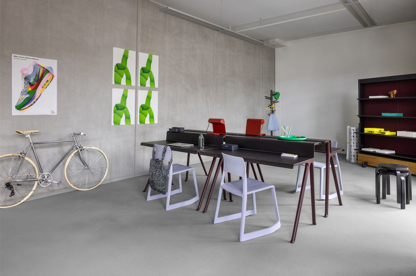 Büro mit Vitra Courier Schreibtisch, Stühlen, Regalen und Accessoires für modernes, kollaboratives Arbeiten.