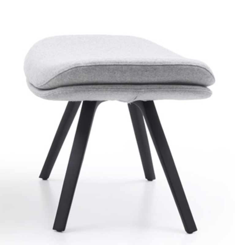 Graue Cassina Fußstütze mit schwarzem Gestell, gepolstert und modern für entspanntes Sitzen.
