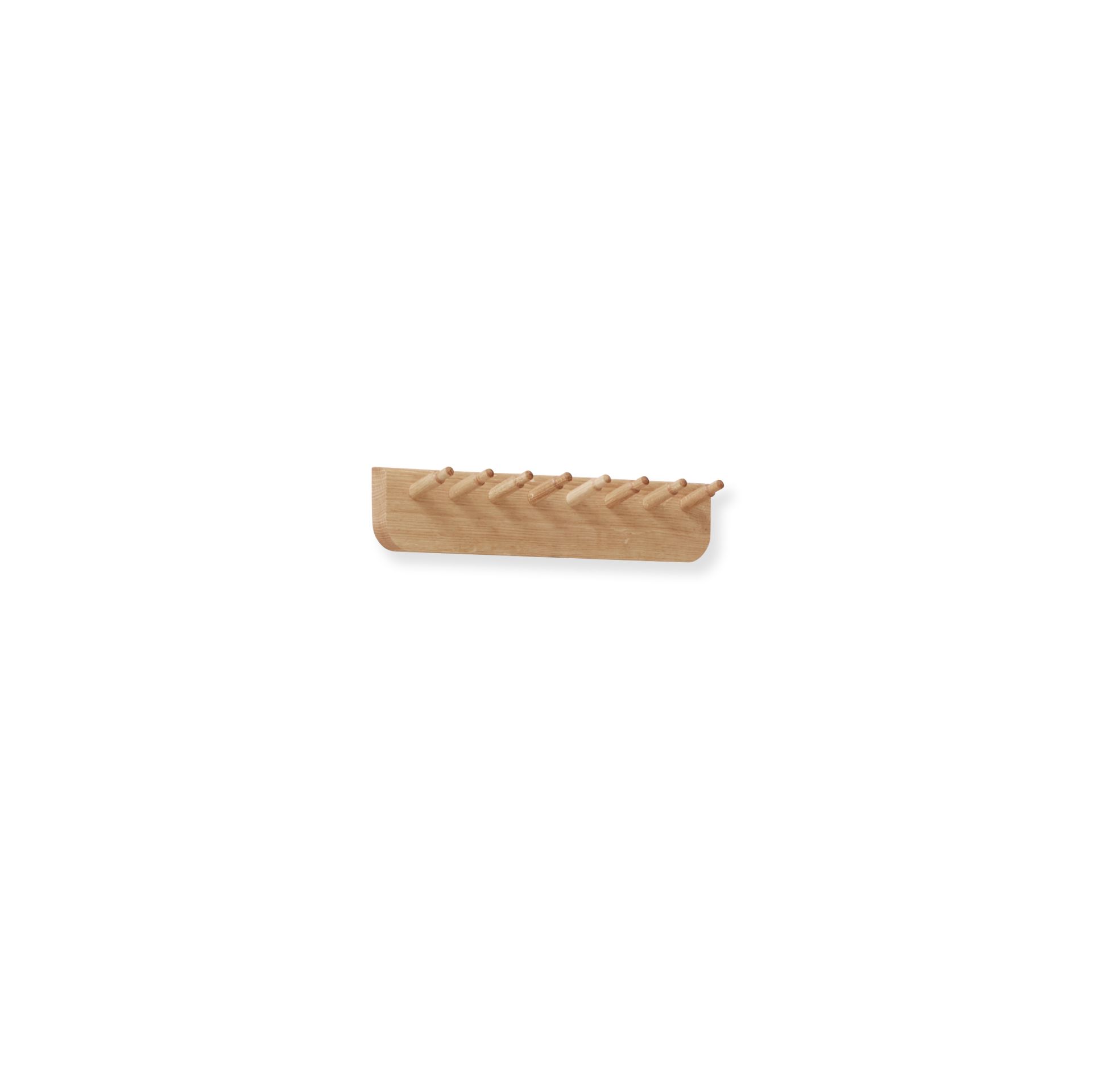 Echo Garderobenleiste aus Eiche, weiß geölt, mit sieben Holzhaken für Jacken und Mäntel.