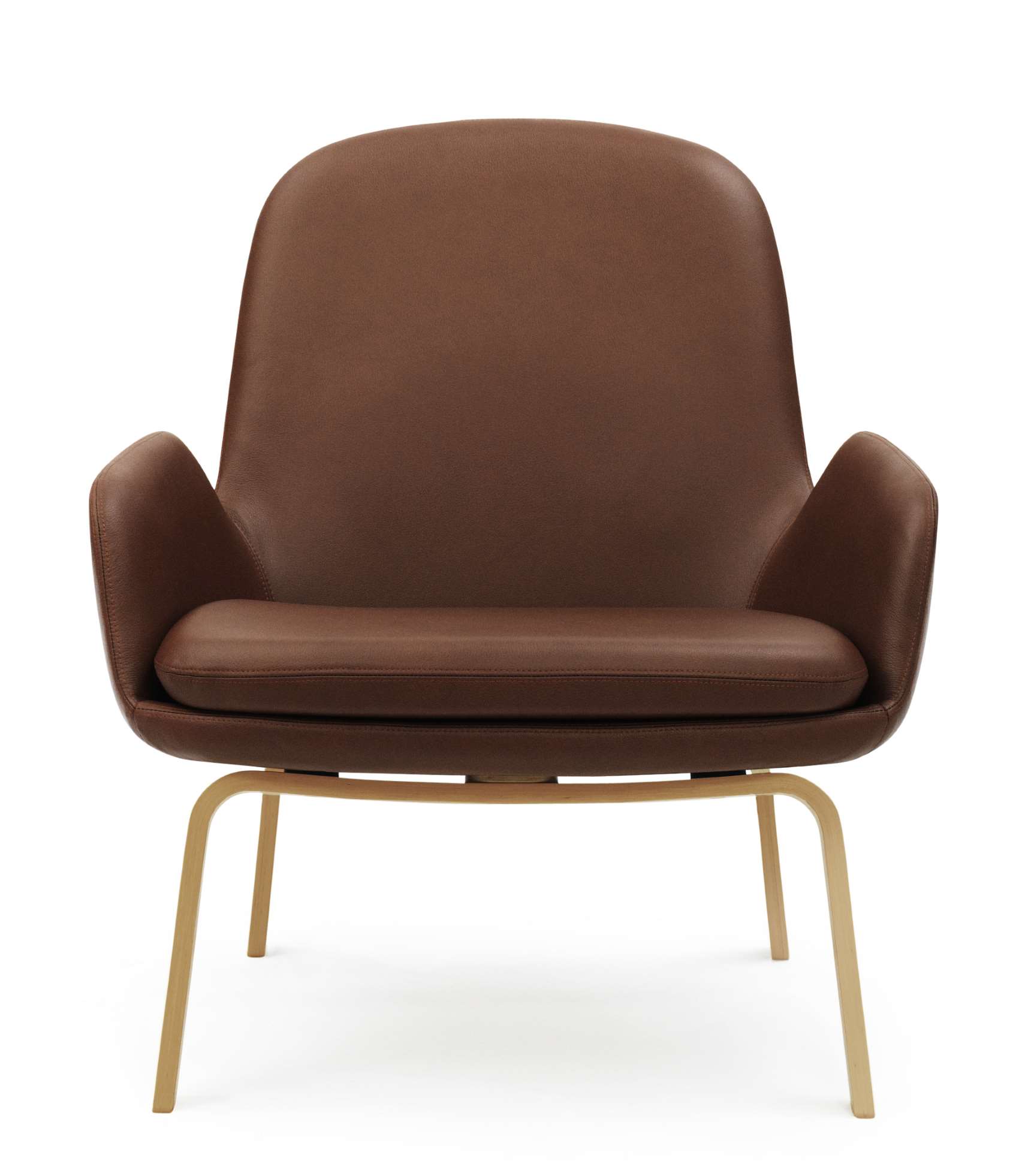 Brauner Era Lounge Chair Sessel mit niedrigem Holzgestell von Normann Copenhagen. Moderner Ledersessel.