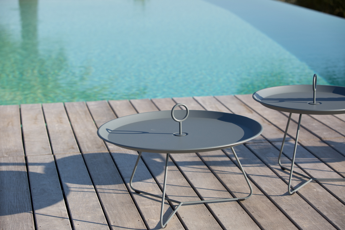 Grauer Eyelet Beistelltisch von Houe für drinnen und draußen, ideal als Gartentisch.
