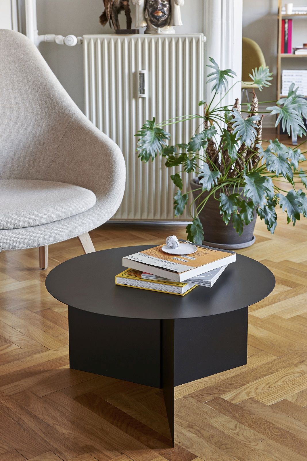 Schwarzer Hay Slit Table Round XL Beistelltisch mit Büchern in modernem Wohnzimmer. Couchtisch für Wohnambiente.