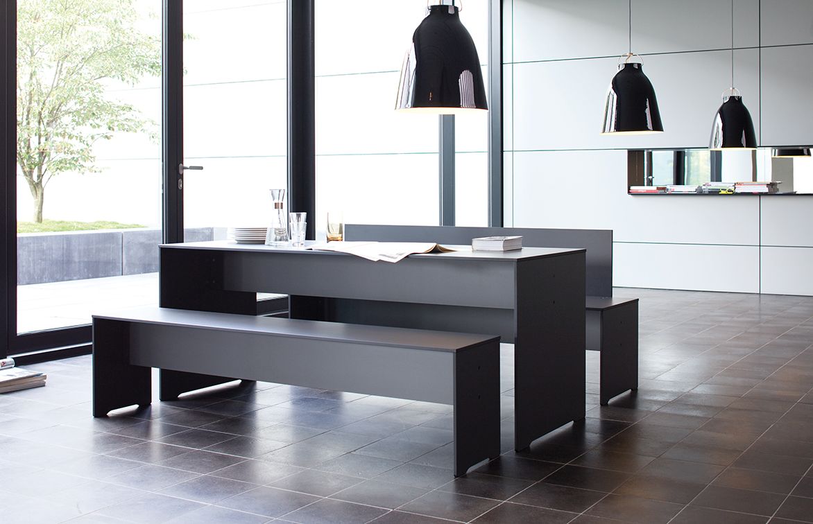 Riva Outdoor Tisch Anthrazit von Conmoto mit Bänken, minimalistisches Design für Garten und Terrasse.