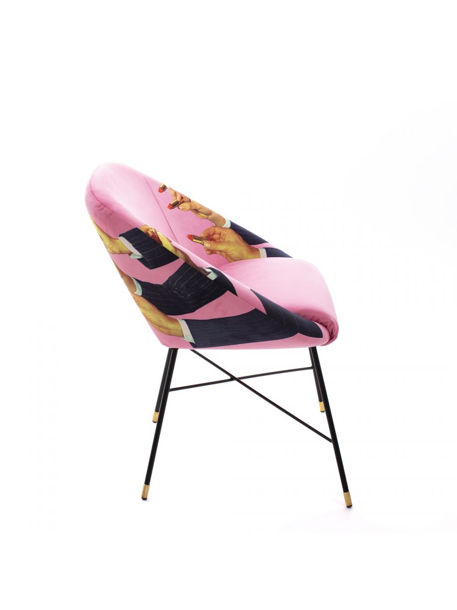 Toiletpaper Polsterstuhl von Seletti mit pinkem Samtbezug und auffälligem Lippenstift-Muster, moderne Design Sitzmöbel.