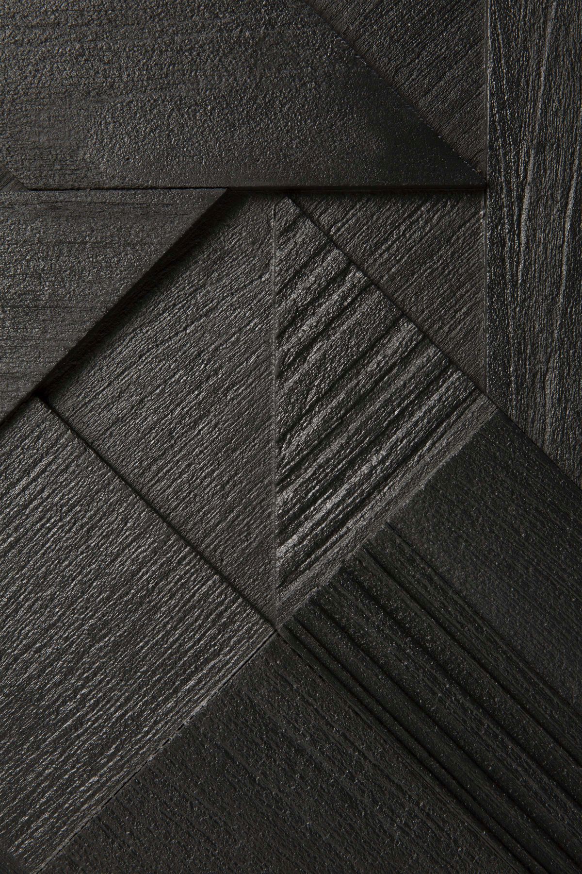 Detailaufnahme der grafischen Teakholz-Oberfläche vom Ethnicraft TV Möbel. Modernes Design für Wohnzimmer.