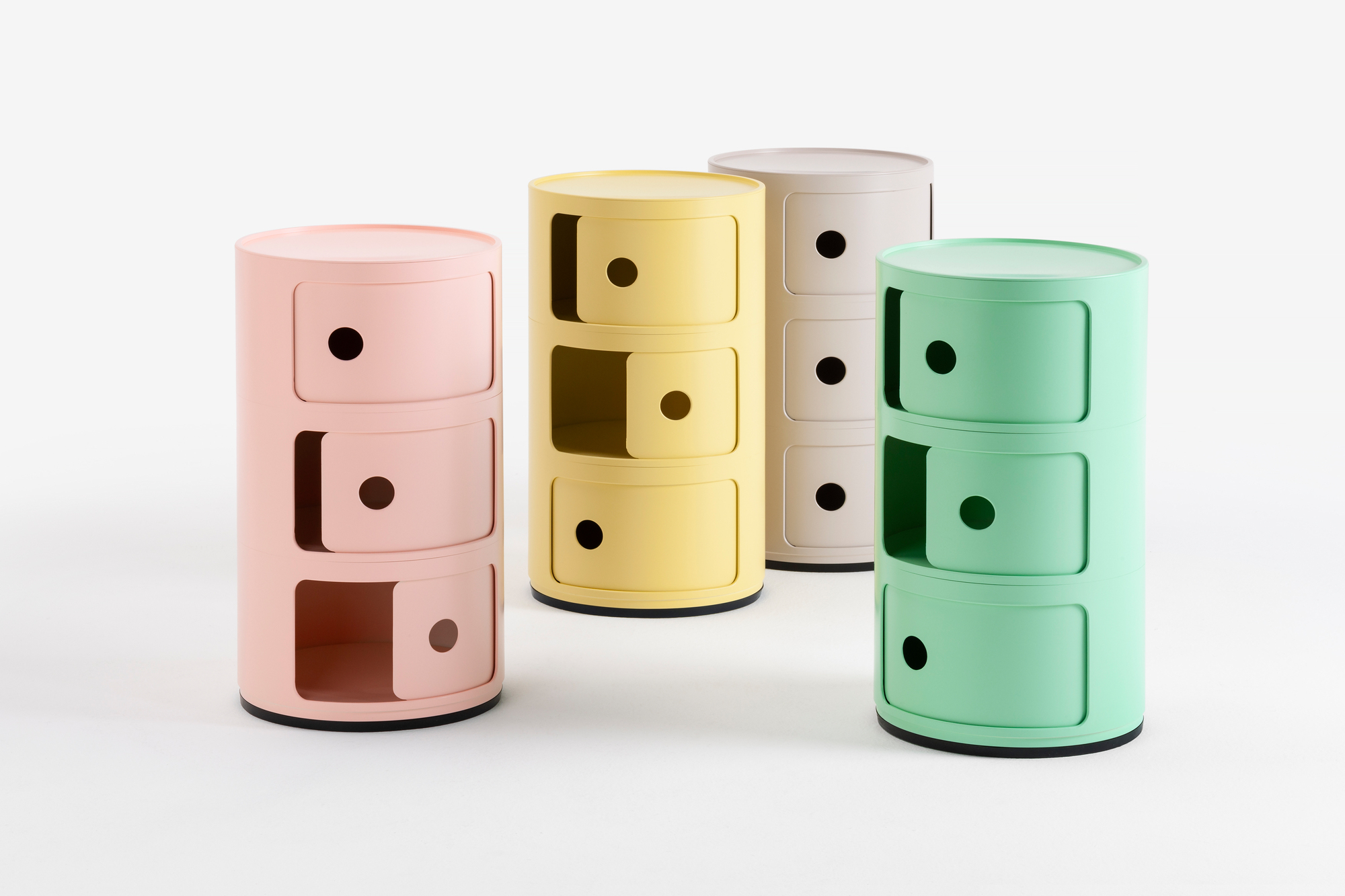 Componibili BIO 5970 3er Element Kartell in Pastellfarben: Rosa, Gelb, Beige und Grün, runde Aufbewahrungsmöbel.