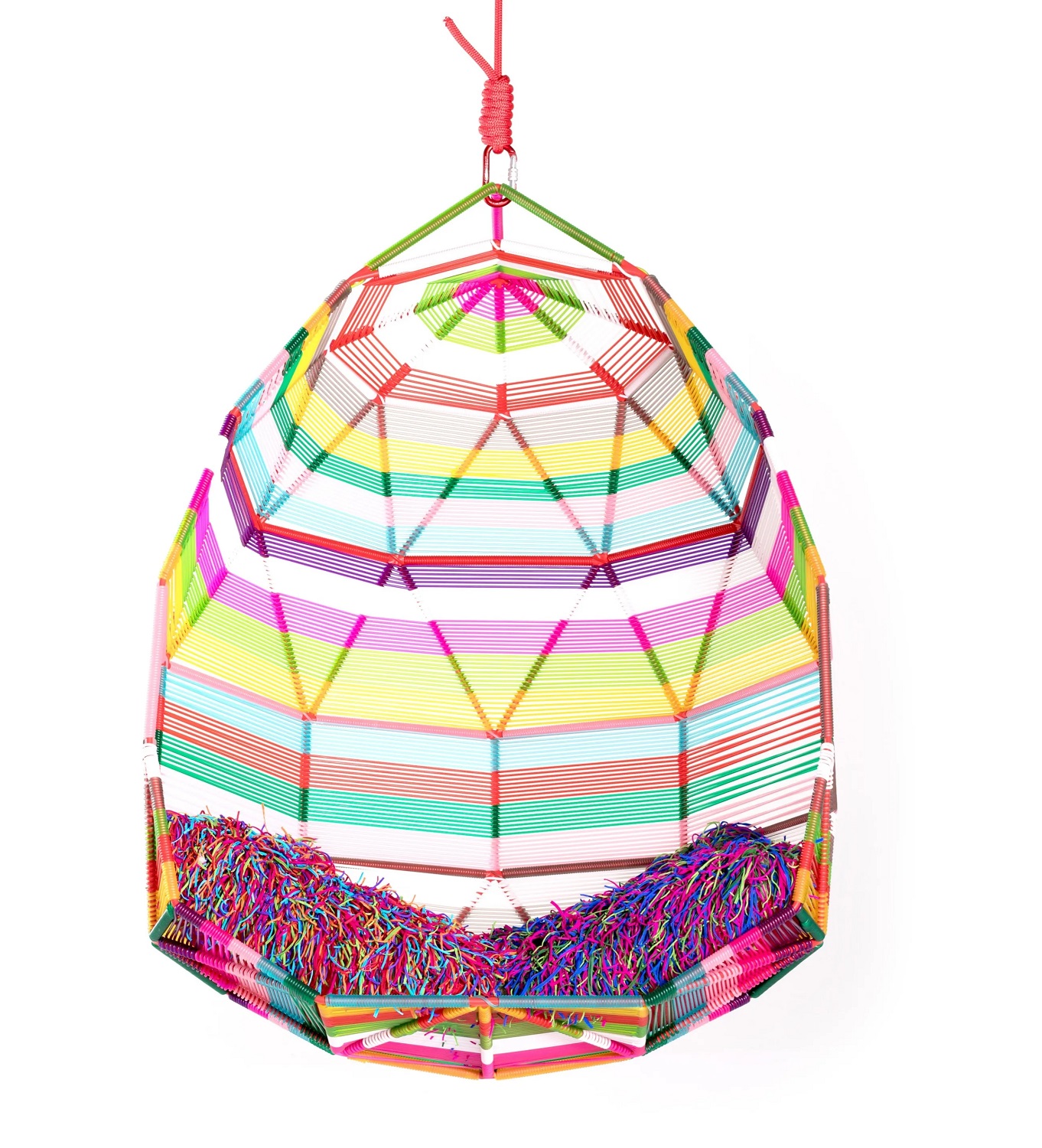 Bunte Hängeschaukel aus Seilen mit Fransen, moderne Hängehöhle für Kinder und Erwachsene, Boho-Stil.