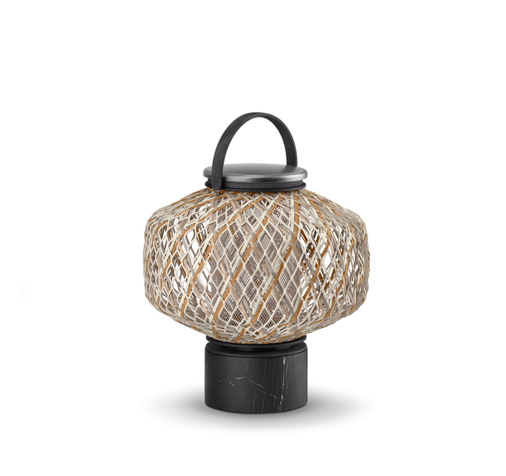 The Others Laterne von Dedon: Elegante Outdoor-Laterne aus geflochtenem Material auf einem schwarzen Marmorsockel.
