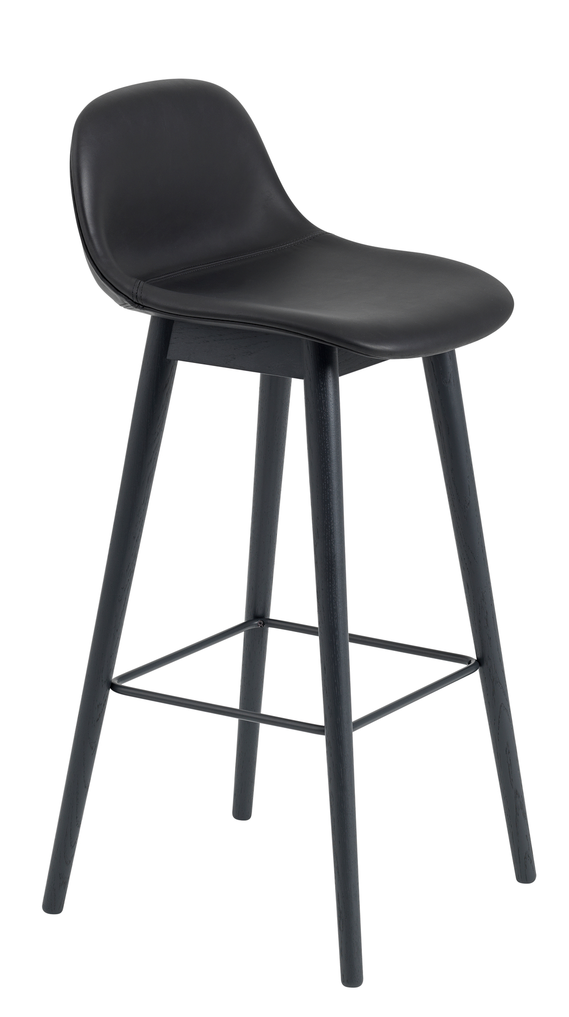 Fiber Counter Stool Barhocker von Muuto, schwarzes Leder, Holzbeine mit Fußstütze, modernes Küchendesign.