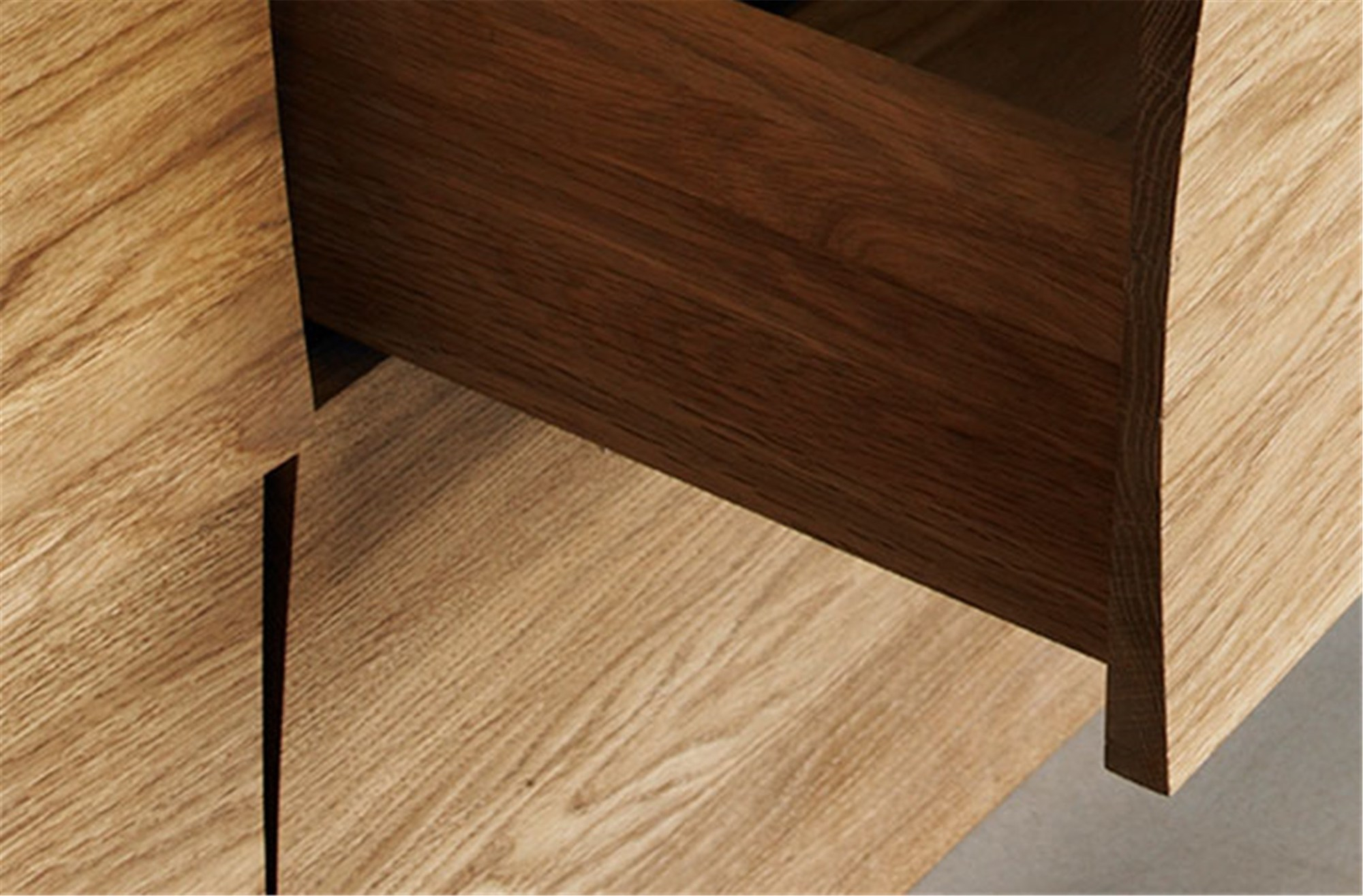 Detailaufnahme des Muuto Reflect Sideboards: Schublade aus hellem und dunklem Eichenholz. Modernes Möbeldesign.