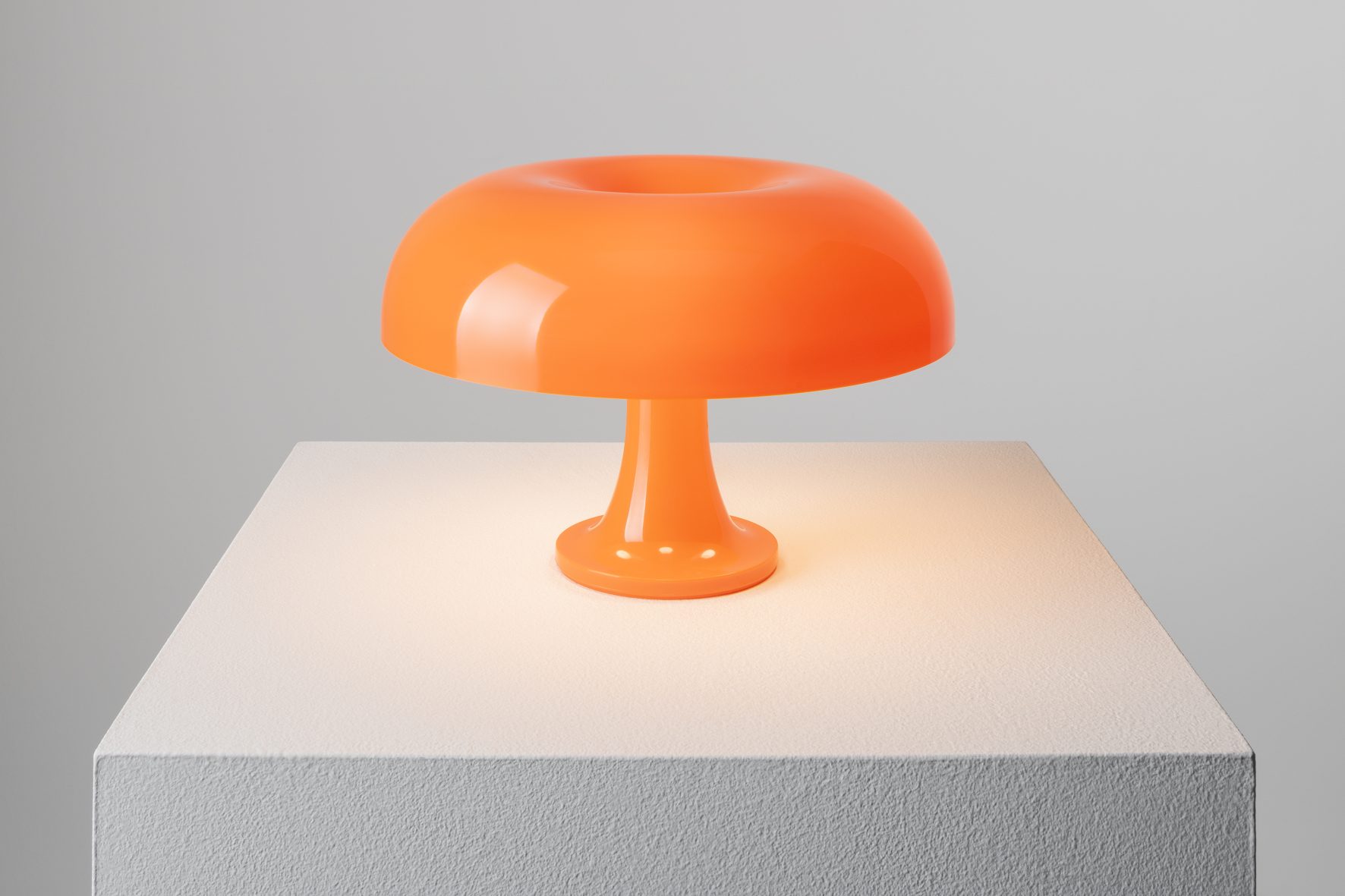 Orangefarbene Nessino Tischleuchte von Artemide, Pilzdesign, moderne Lampe für Wohnzimmer und Schlafzimmer.