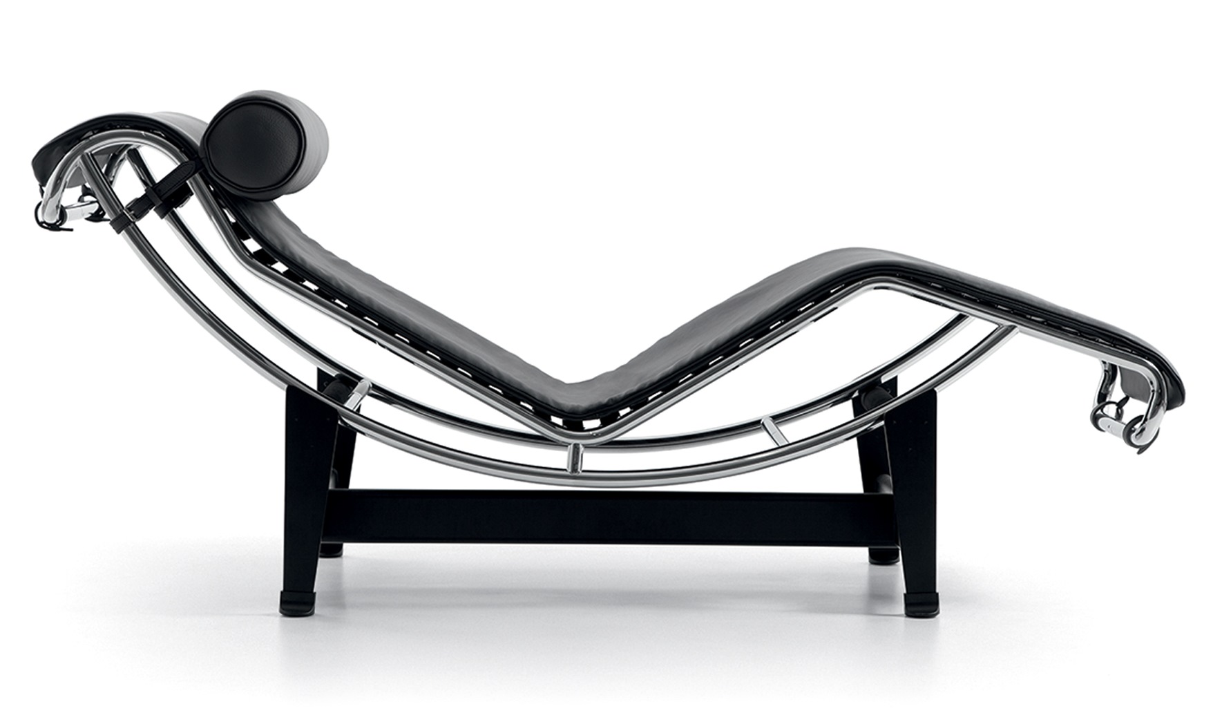 Schwarze Leder Chaise Longue mit Nackenrolle und verstellbarem Chromgestell von Cassina.