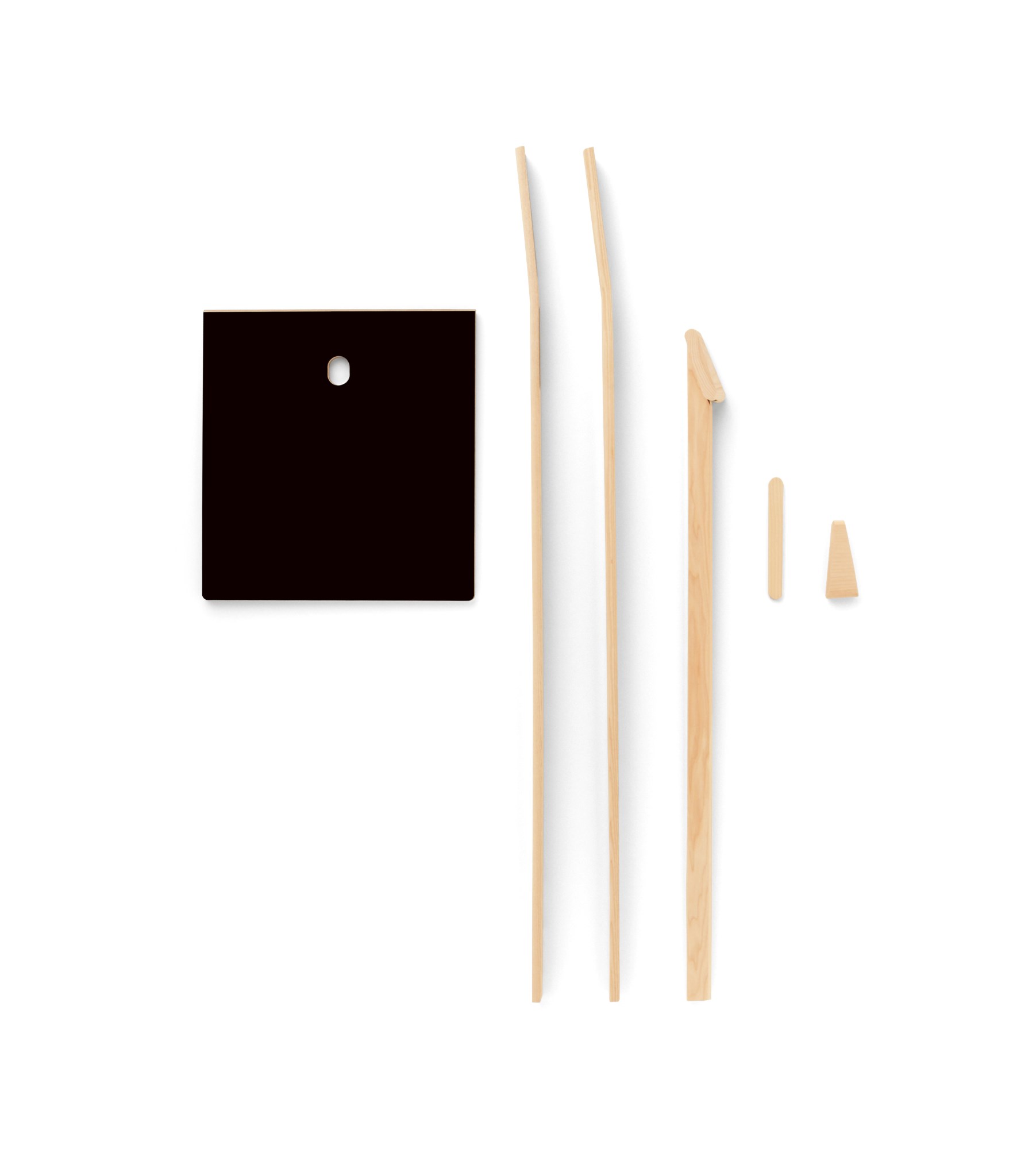 Einzelteile des Moormann "Der kleine Lehner" Stehpultes aus Holz und schwarzem Material.